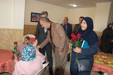 گزارش تصویری ا رز مهربانی در اراک؛ هم‌افزایی دستگاه‌ها برای دلجویی از سالمندان به مناست گرامیداشت هفته سالمند