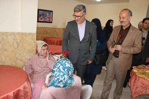 گزارش تصویری ا رز مهربانی در اراک؛ هم‌افزایی دستگاه‌ها برای دلجویی از سالمندان به مناست گرامیداشت هفته سالمند