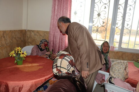 گزارش تصویری ا رز مهربانی در اراک؛ هم‌افزایی دستگاه‌ها برای دلجویی از سالمندان به مناست گرامیداشت هفته سالمند