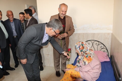 گزارش تصویری ا رز مهربانی در اراک؛ هم‌افزایی دستگاه‌ها برای دلجویی از سالمندان به مناست گرامیداشت هفته سالمند