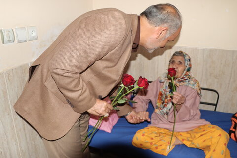 گزارش تصویری ا رز مهربانی در اراک؛ هم‌افزایی دستگاه‌ها برای دلجویی از سالمندان به مناست گرامیداشت هفته سالمند