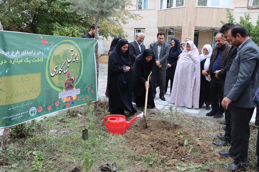غرس نهال در مراکز نگهداری سالمندان اردبیل به مناسبت هفته تکریم و منزلت سالمندان