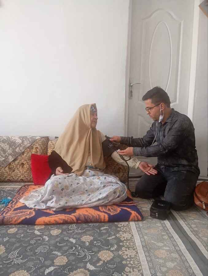 بهزیستی دهگلان در هفته سالمند؛ خدمات ویزیت در منزل به مددجویان ارائه شد