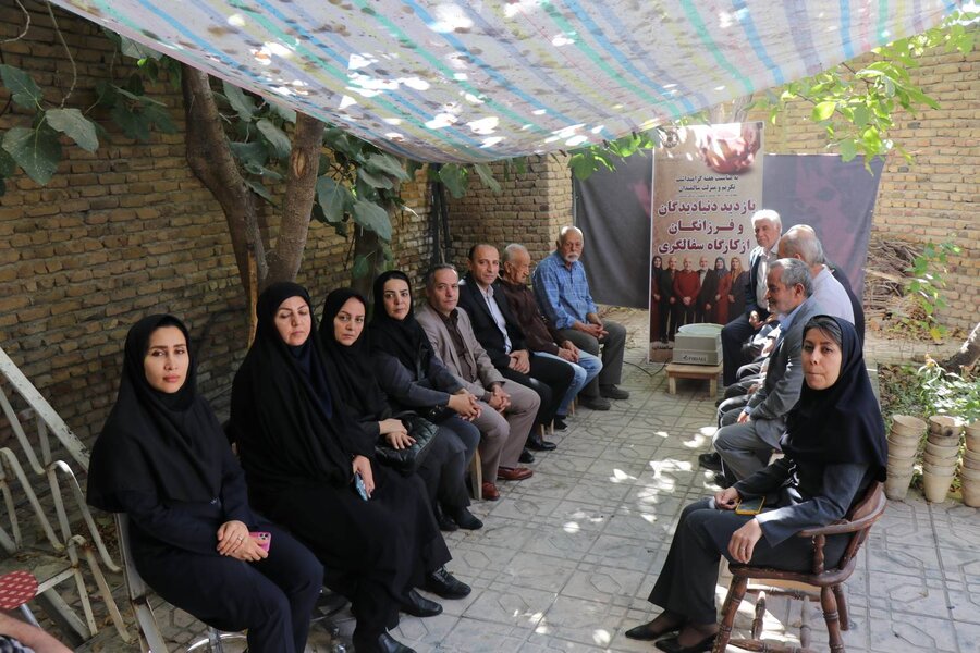 حضور سالمندان در کارگاه سفالگری و گفتوگوی صمیمی مدیرکل بهزیستی آذربایجانغربی با پدران و مادران سالخورده