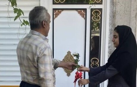 گرامیداشت هفته تکریم سالمندان در بهزیستی شاهیندژ با اهدای شاخه گل