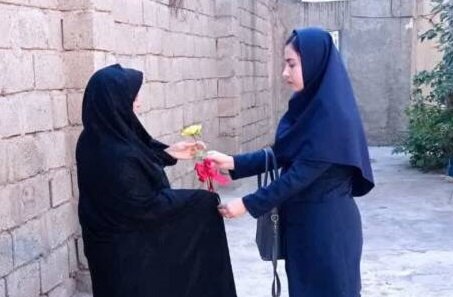 گرامیداشت هفته تکریم سالمندان در بهزیستی شاهین‌دژ با اهدای شاخه گل