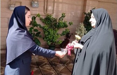گرامیداشت هفته تکریم سالمندان در بهزیستی شاهیندژ با اهدای شاخه گل