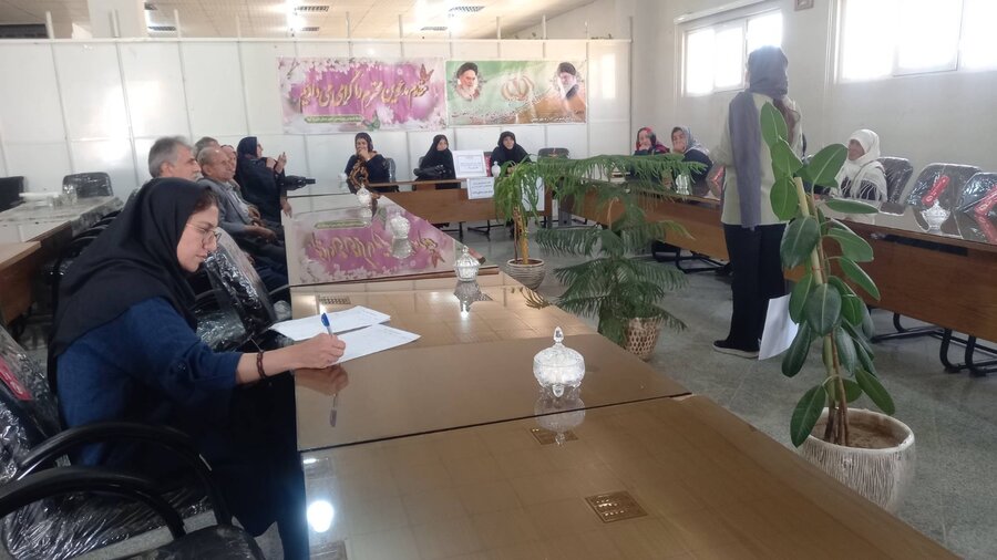 فیروزکوه | آموزش جلوگیری از پوکی استخوان و سلامت سالمندان