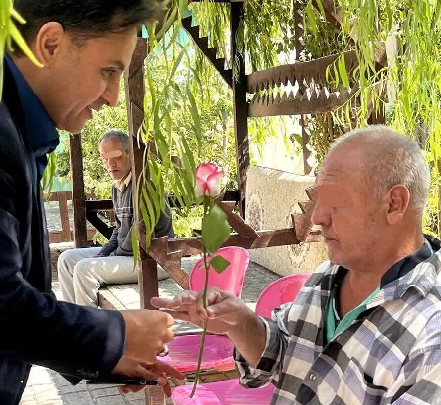 ملارد | برگزاری پویش «گل رز مهربان» به مناسبت هفته جهانی سالمند