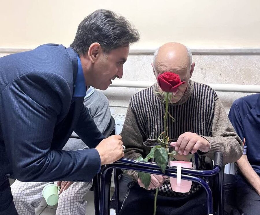 ملارد | برگزاری پویش «گل رز مهربان» به مناسبت هفته جهانی سالمند