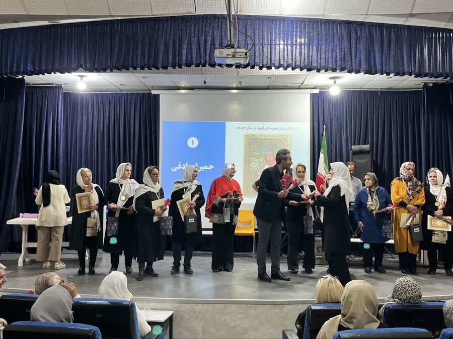 اهدای ۱۰۰ شاخه گل رز در قروه؛ پویش ملی «رز مهربانی» توسط بنیاد فرزانگان اجرا شد