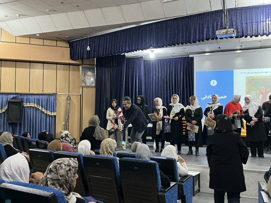 اهدای ۱۰۰ شاخه گل رز در قروه؛ پویش ملی «رز مهربانی» توسط بنیاد فرزانگان اجرا شد