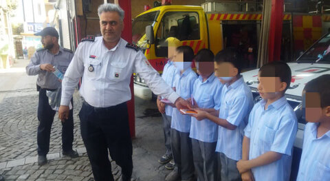 نظرآباد |حضور فرزندان كودكان مقیم خانه "آغوش مهربان منجى" در آتش نشانى نظرآباد به مناسبت گرامیداشت روز آتش نشان