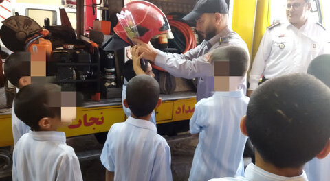 نظرآباد |حضور فرزندان كودكان مقیم خانه "آغوش مهربان منجى" در آتش نشانى نظرآباد به مناسبت گرامیداشت روز آتش نشان