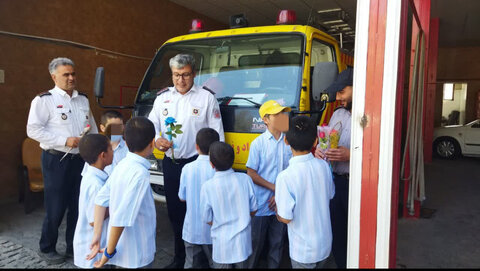 نظرآباد |حضور فرزندان كودكان مقیم خانه "آغوش مهربان منجى" در آتش نشانى نظرآباد به مناسبت گرامیداشت روز آتش نشان