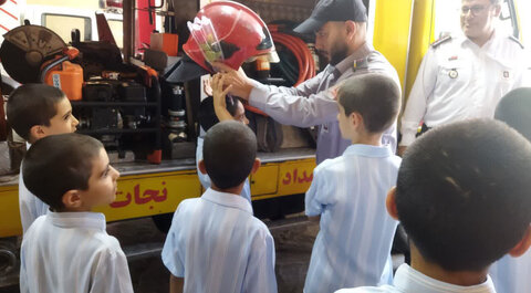 نظرآباد |حضور فرزندان كودكان مقیم خانه "آغوش مهربان منجى" در آتش نشانى نظرآباد به مناسبت گرامیداشت روز آتش نشان