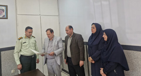 کرج | به مناسبت گرامیداشت هفته نیروی انتظامی/دیدار مدیر بهزیستی شهرستان کرج با رئیس کلانتری ۱۳ باهنر