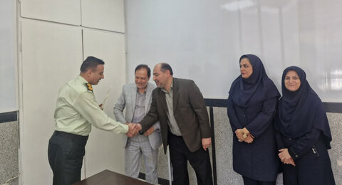 کرج | به مناسبت گرامیداشت هفته نیروی انتظامی/دیدار مدیر بهزیستی شهرستان کرج با رئیس کلانتری ۱۳ باهنر