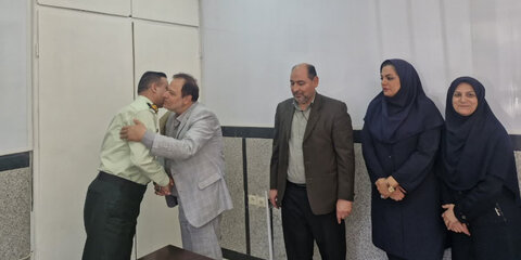 کرج | به مناسبت گرامیداشت هفته نیروی انتظامی/دیدار مدیر بهزیستی شهرستان کرج با رئیس کلانتری ۱۳ باهنر