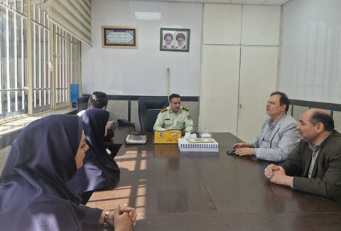 کرج | به مناسبت گرامیداشت هفته نیروی انتظامی/دیدار مدیر بهزیستی شهرستان کرج با رئیس کلانتری ۱۳ باهنر
