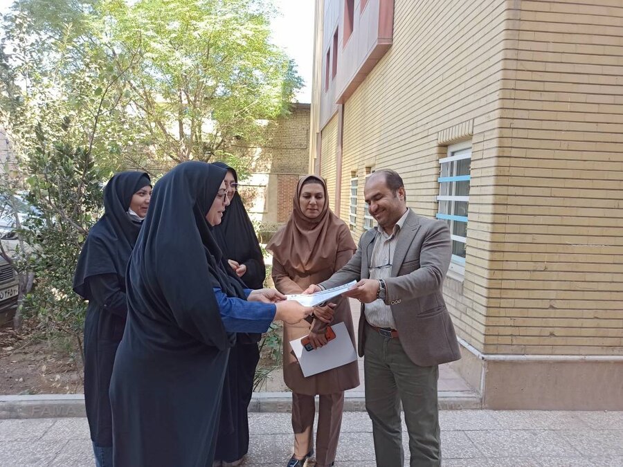 شهر قدس | تقدیر از همکار دارای معلولیت شنوایی