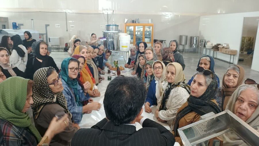 پایان هفته بزرگداشت سالمندان با برنامه‌ای علمی؛ بازدید فرزانگان قروه از مجموعه تامگل