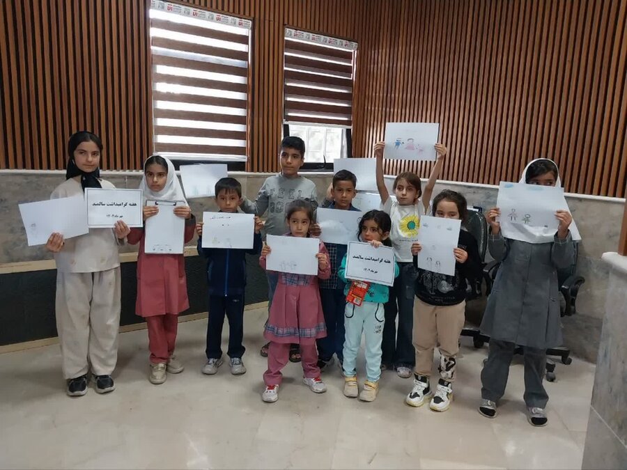 مسابقه نقاشی «احترام به سالمندان» در بهزیستی بیجار برگزار شد