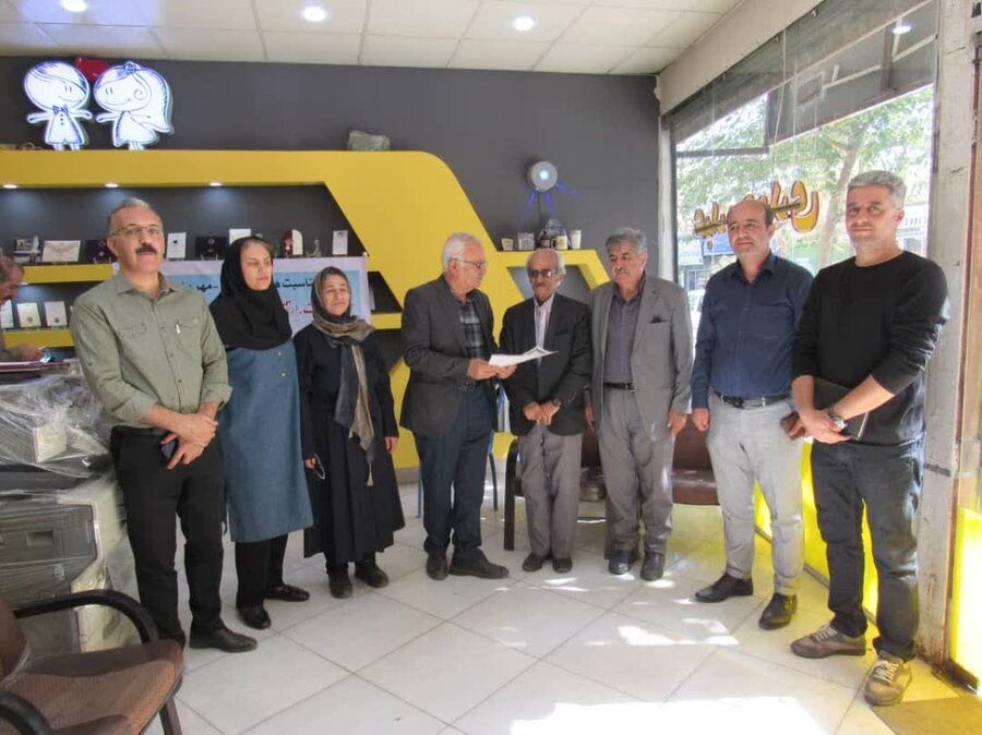 گرامیداشت هفته سالمند؛ تقدیر از کارآفرینان سالمند سقزی در پویش «رز مهربانی»