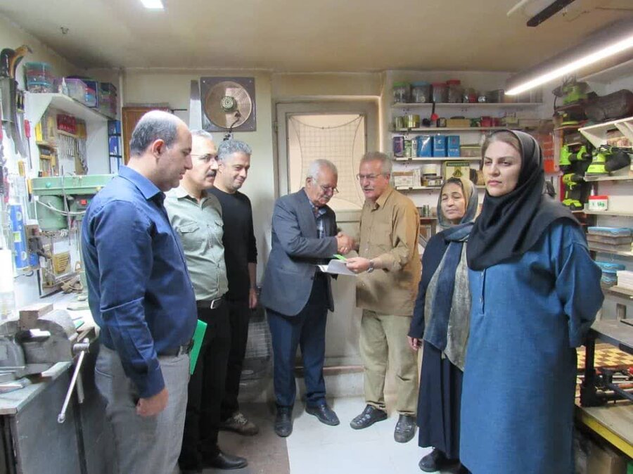 گرامیداشت هفته سالمند؛ تقدیر از کارآفرینان سالمند سقزی در پویش «رز مهربانی»