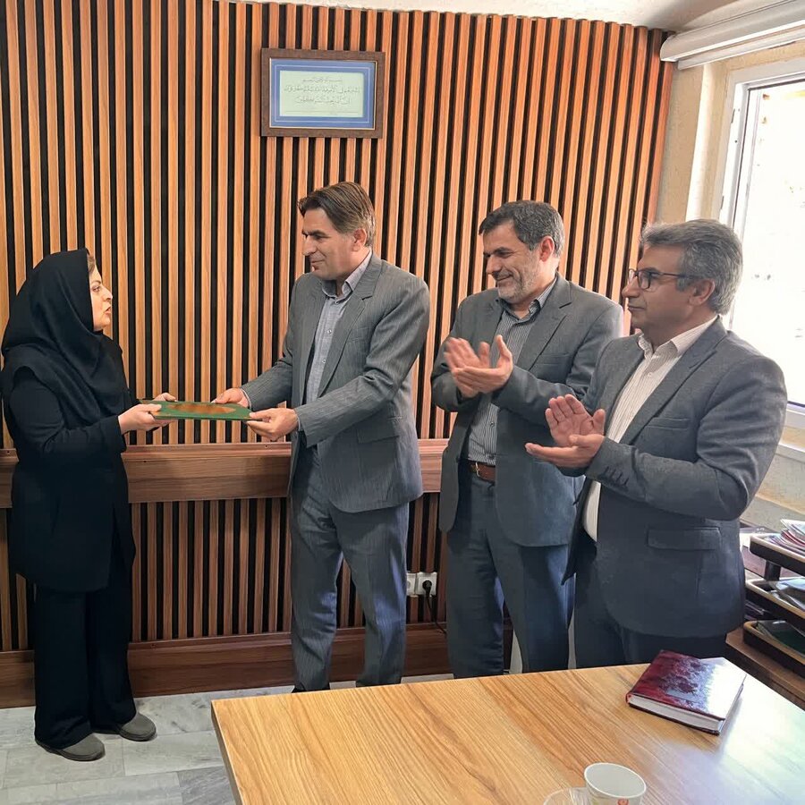 آیین تجلیل از خدمات همکار بازنشسته در بهزیستی سنندج برگزار شد