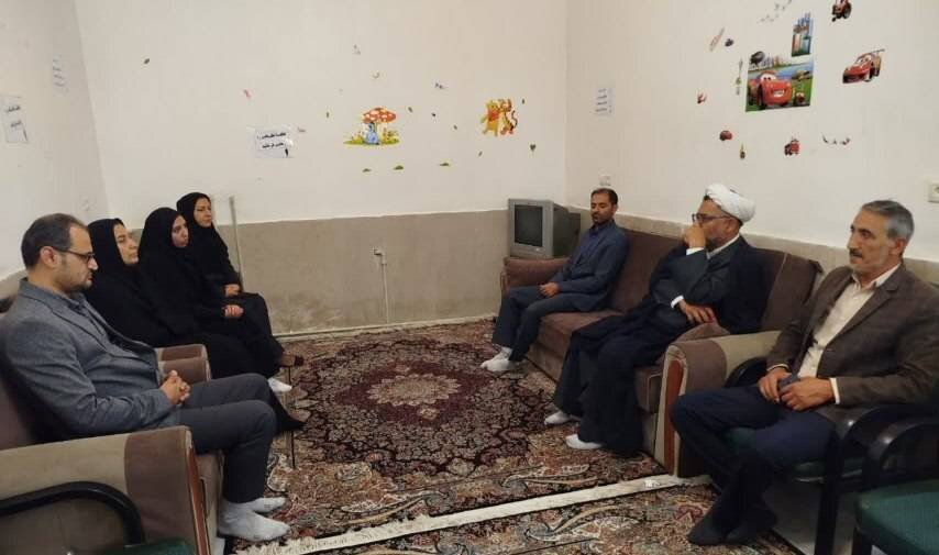 حضور رئیس دادگستری شهرستان خوی در اتاق مهر خانواده بهزیستی و بررسی مسائل و مشکلات مرکز و چالش موجود در خصوص خانواده‌ها