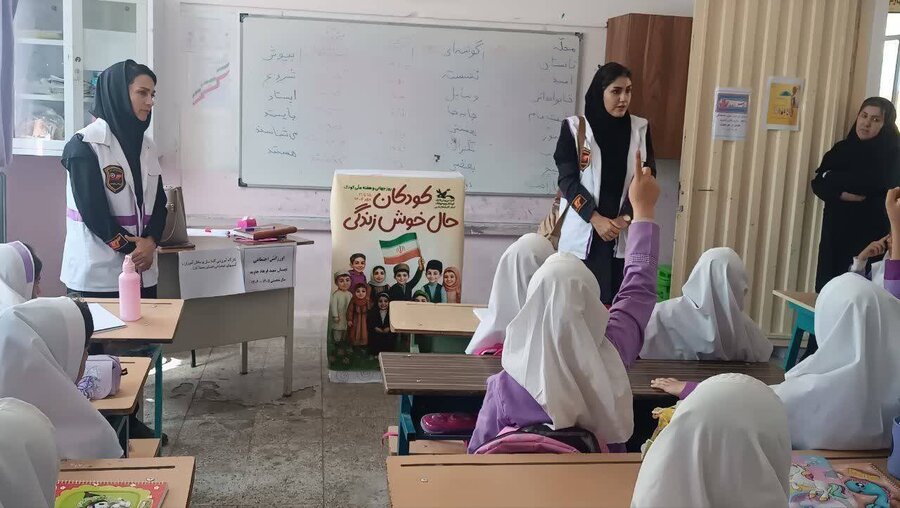 برگزاری کارگاه آموزشی برای دانش‌آموزان با موضوع فضای مجازی فرصت و چالش ها