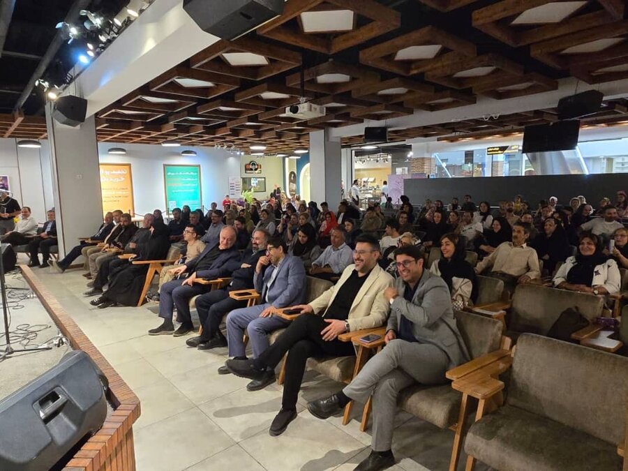 درخشش هنرمندان دارای معلولیت البرز بروی صحنه تئاتر در حضور مسئولین استان / نمایشی از امید، توانمندی و زندگی