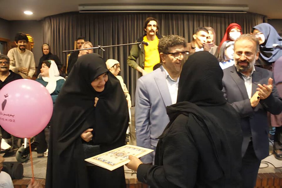 درخشش هنرمندان دارای معلولیت البرز بروی صحنه تئاتر در حضور مسئولین استان / نمایشی از امید، توانمندی و زندگی