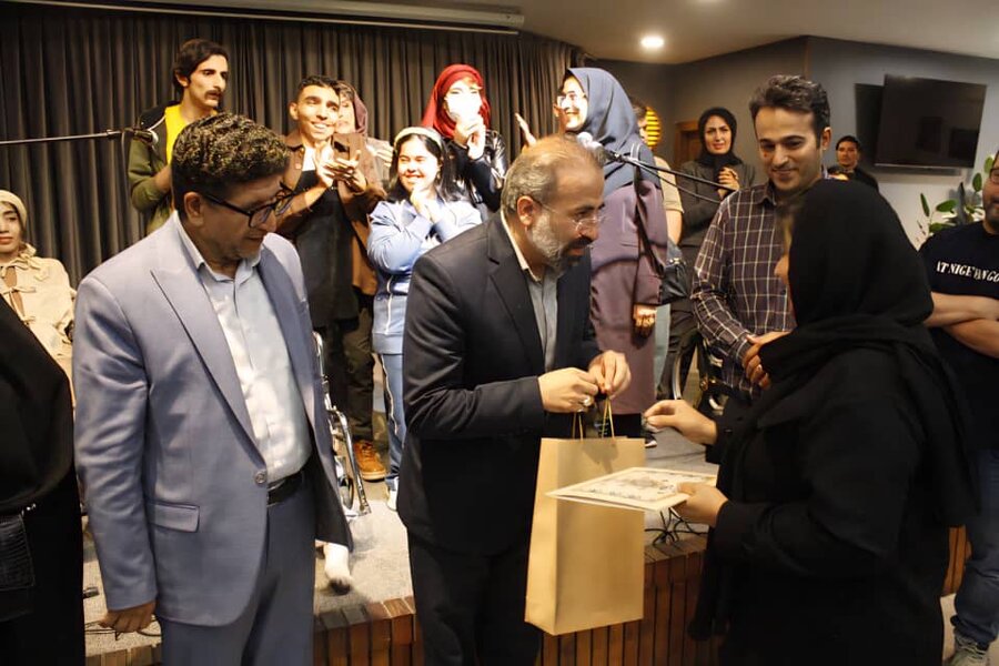 درخشش هنرمندان دارای معلولیت البرز بروی صحنه تئاتر در حضور مسئولین استان / نمایشی از امید، توانمندی و زندگی