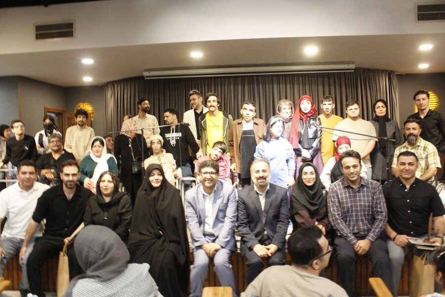 درخشش هنرمندان دارای معلولیت البرز بروی صحنه تئاتر در حضور مسئولین استان / نمایشی از امید، توانمندی و زندگی