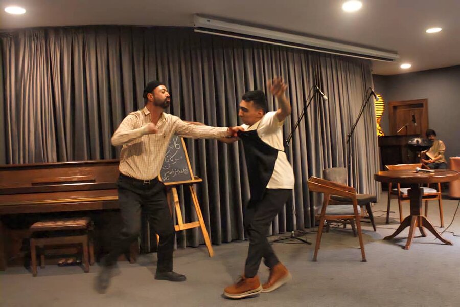 درخشش هنرمندان دارای معلولیت البرز بروی صحنه تئاتر در حضور مسئولین استان / نمایشی از امید، توانمندی و زندگی