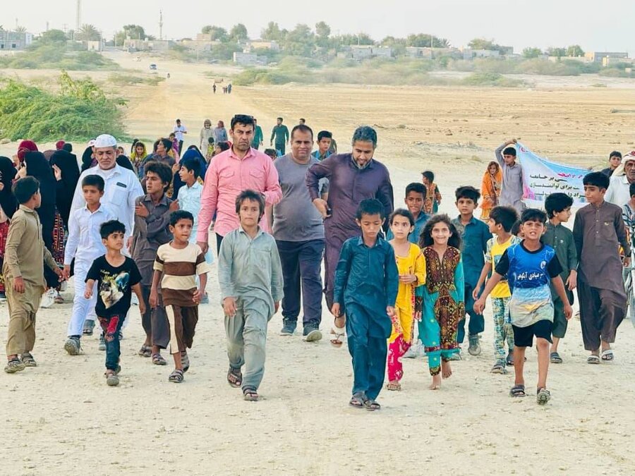 جاسک | پیاده‌روی دو نسل با لبخند مشترک در روستای آبکوهی