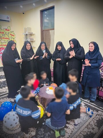 سرپرست بهزیستی و مدیرکل اجتماعی استانداری بوشهر با کودکان ندای مهر و الزهرا تحت نظارت دیدار کردند؛ هفته ملی کودک با شادی و هدیه سپری شد