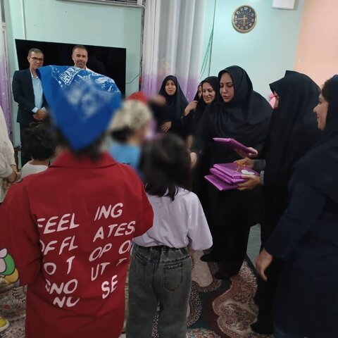 سرپرست بهزیستی و مدیرکل اجتماعی استانداری بوشهر با کودکان ندای مهر و الزهرا تحت نظارت دیدار کردند؛ هفته ملی کودک با شادی و هدیه سپری شد