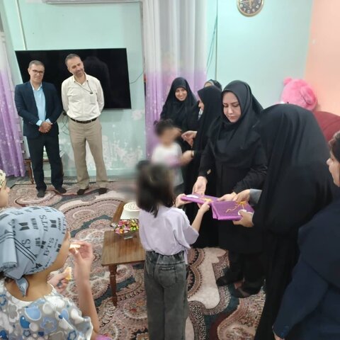 سرپرست بهزیستی و مدیرکل اجتماعی استانداری بوشهر با کودکان ندای مهر و الزهرا تحت نظارت دیدار کردند؛ هفته ملی کودک با شادی و هدیه سپری شد