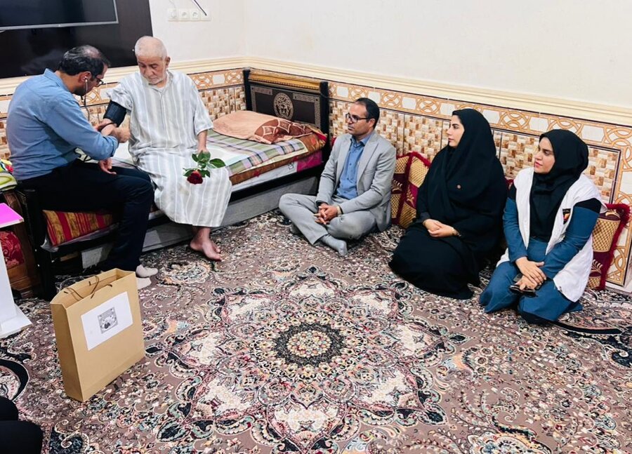 عسلویه| بازدید روئسای بهزیستی و شبکه بهداشت شهرستان عسلویه از سالمندان به مناسبت هفته سالمند