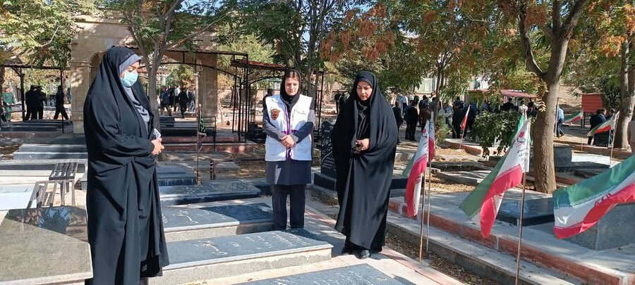 آیین غبارروبی و عطر افشانی مزار شهدای با حضور بهزیستی شاهین‌دژ