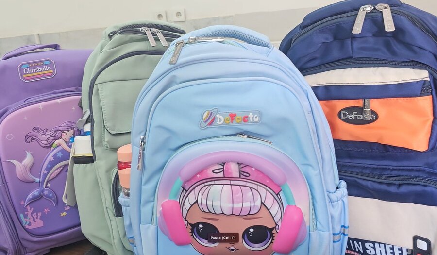 اهدای کوله‌پشتی حاوی لوازم‌التحریر به دانش‌آموزان بهزیستی توسط نمایندگی مدیران خودرو سمنان