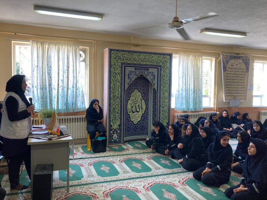 رودسر/نشست مشترک کارشناسان اورژانس اجتماعی و کلانتری در یکی از مدارس متوسطه 