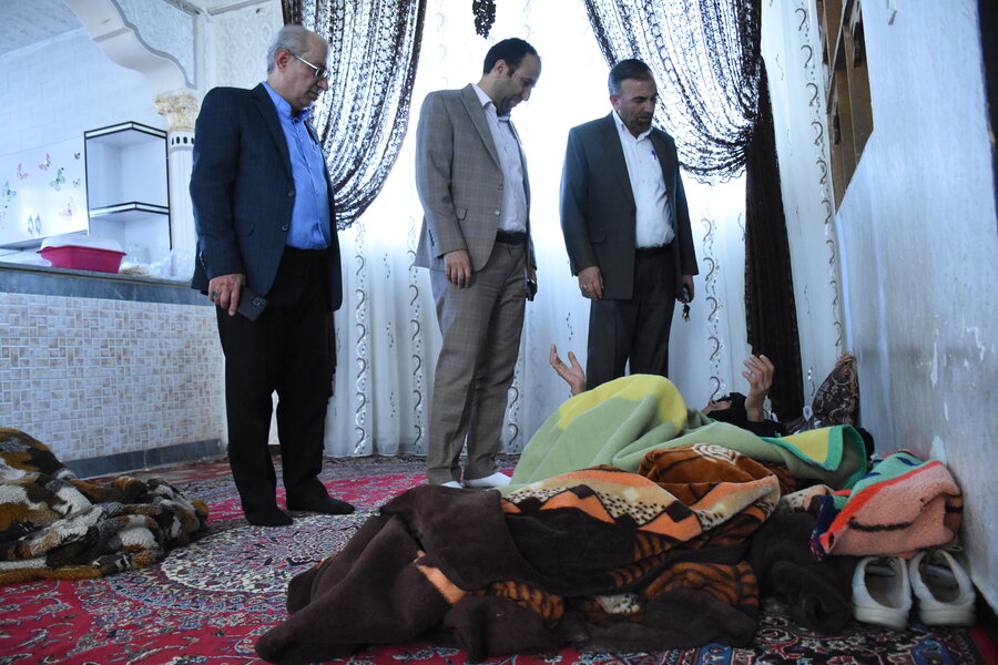 دیدار مدیرکل بهزیستی با خانوادۀ در معرض آسیب اسلام‌آبادغربی