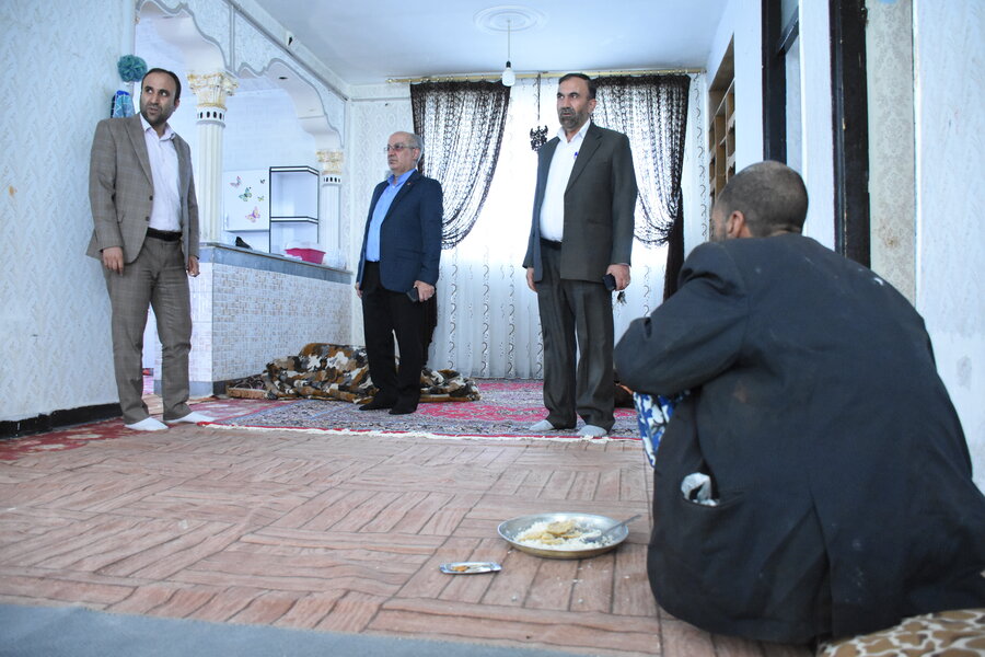 دیدار مدیرکل بهزیستی با خانوادۀ در معرض آسیب اسلام‌آبادغربی