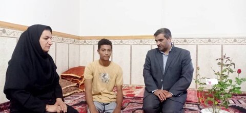 دیدار رییس بهزیستی عنبر آباد با قهرمان کشور در رشته پارامچ اندازی