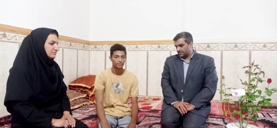 دیدار رییس بهزیستی عنبر آباد با قهرمان کشور در رشته پارامچ اندازی 
