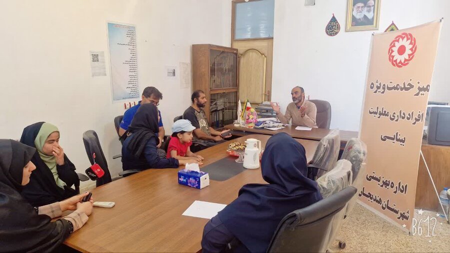 میز خدمت ویژه افراد دارای معلولیت بینایی در بهزیستی هندیجان برگزار شد